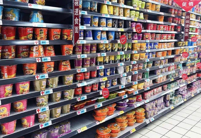 超市貨架何以屢屢告急？剖析四類易搶購食品背后的消費心理與市場邏輯